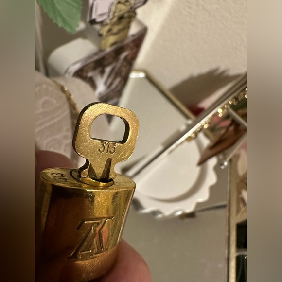 Louis Vuitton lock and key with unbranded gold chain double wrapped, original - Picture 6 of 14